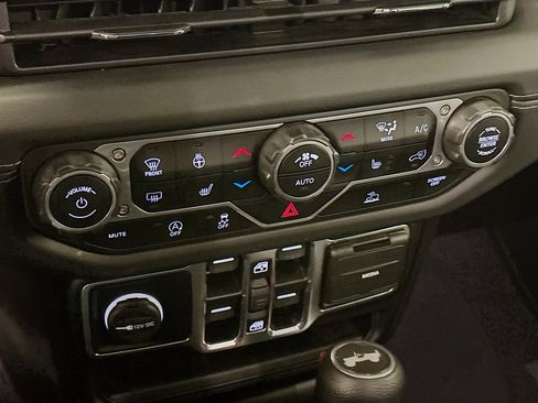 Used 2025 Jeep Wrangler Sahara image 23