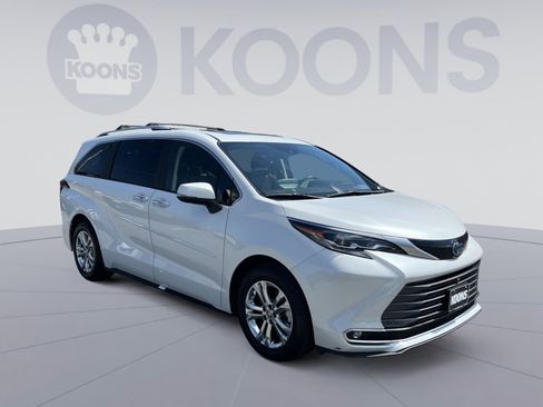 Used 2024 Toyota Sienna Platinum image 18