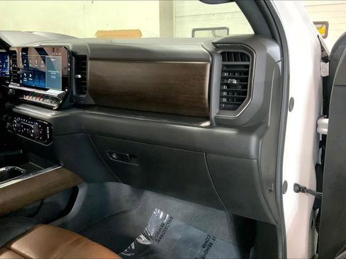 Used 2024 Chevrolet Silverado 1500 High Country w/ High Country Premium Package AWD/4WD image 19