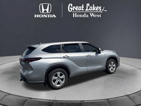 Used 2024 Toyota Highlander LE AWD/4WD image 10