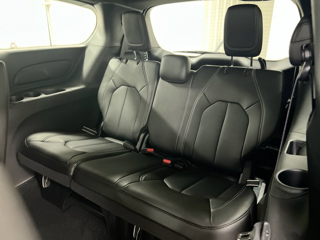 New 2027 Chrysler Pacifica Select AWD/4WD image 23