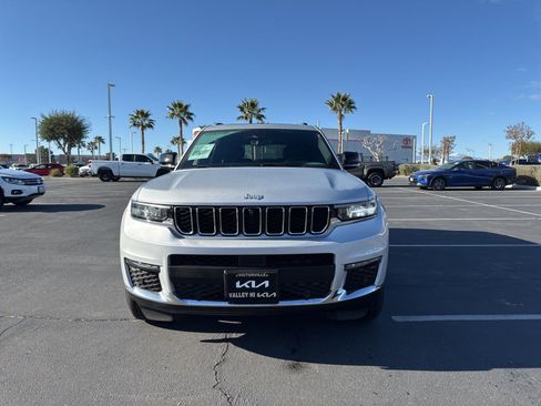 Used 2024 Jeep Grand Cherokee L Limited w/ Luxury Tech Group II image 3