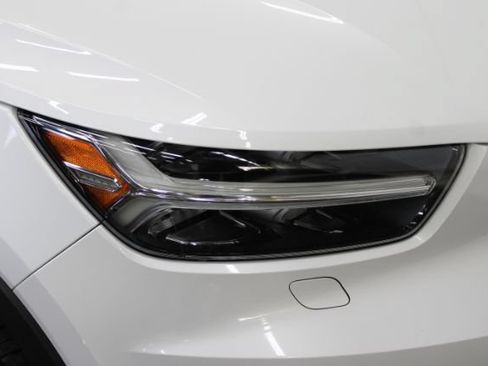 Used 2019 Volvo XC40 T4 R-Design FWD image 28