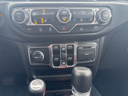 Used 2021 Jeep Gladiator Willys image 23