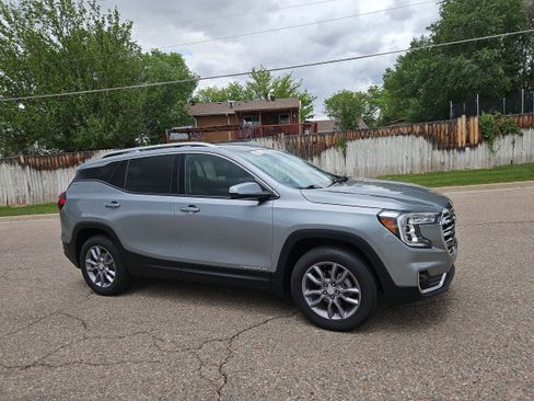Used 2023 GMC Terrain SLT AWD/4WD image 2