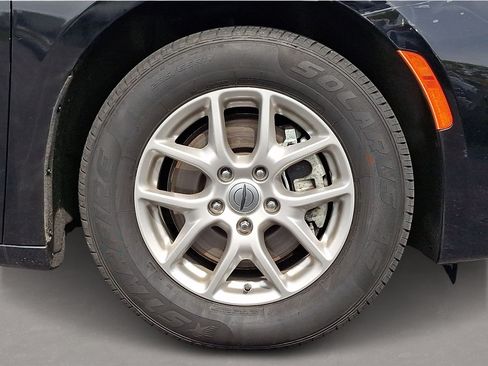 Used 2024 Chrysler Pacifica Touring-L FWD image 8