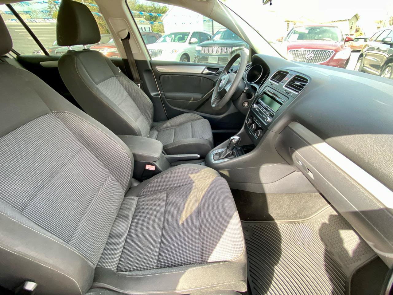 Used 2013 Volkswagen Golf 4-Door FWD image 9