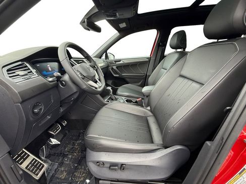 Used 2024 Volkswagen Tiguan SE R-Line image 9