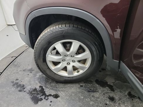 Used 2011 Kia Sorento LX w/ Convenience Pkg image 29