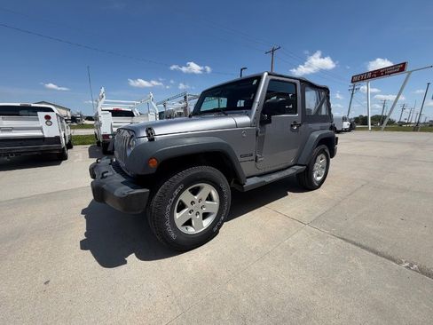 Used 2018 Jeep Wrangler Sport AWD/4WD image 12