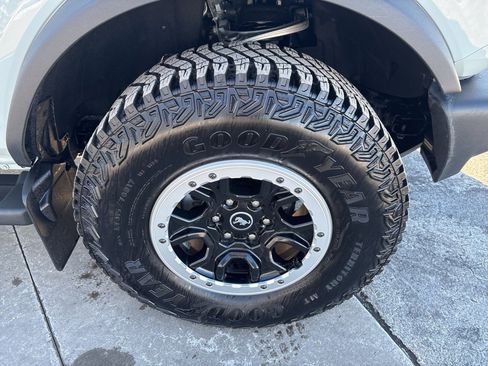 Used 2023 Ford Bronco Outer Banks w/ Sasquatch Package image 11