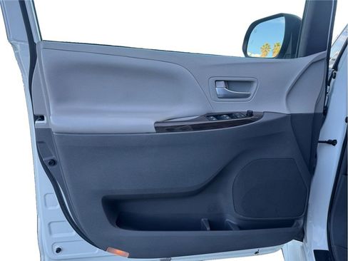 Used 2019 Toyota Sienna XLE Premium w/ Carpet Mat Package image 18