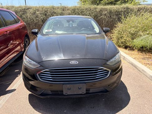 Used 2019 Ford Fusion SE FWD image 2