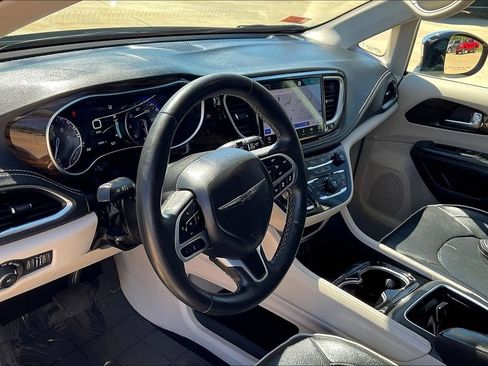 Used 2023 Chrysler Pacifica Limited FWD image 13