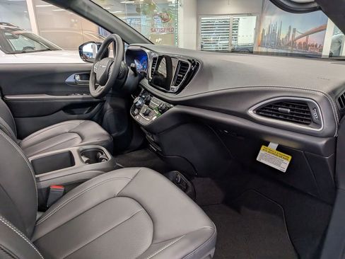 New 2026 Chrysler Pacifica Select AWD/4WD image 24