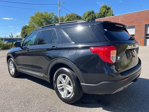 Used 2022 Ford Explorer XLT w/ Equipment Group 202A image 3