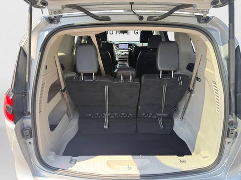 Used 2024 Chrysler Pacifica Touring-L FWD image 12