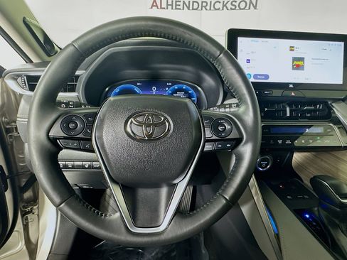 Used 2023 Toyota Venza LE image 15