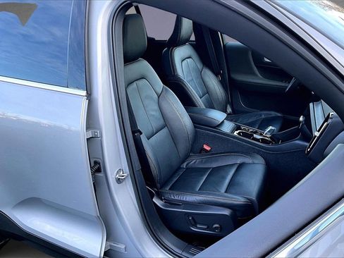 Certified 2023 Volvo XC40 B5 Ultimate w/ Protection Package Premier image 29