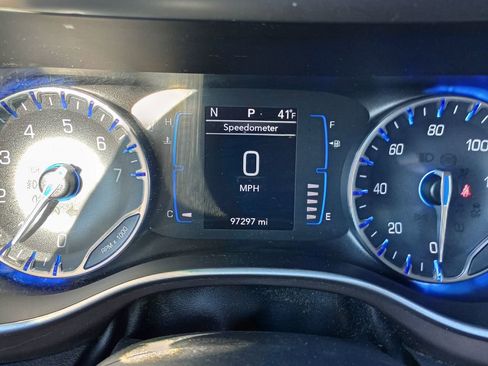 Used 2020 Chrysler Voyager Lxi image 10