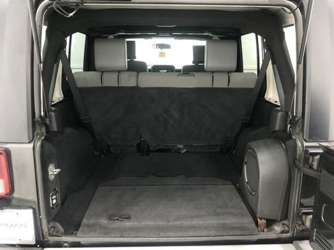 Used 2010 Jeep Wrangler Unlimited Sahara image 21