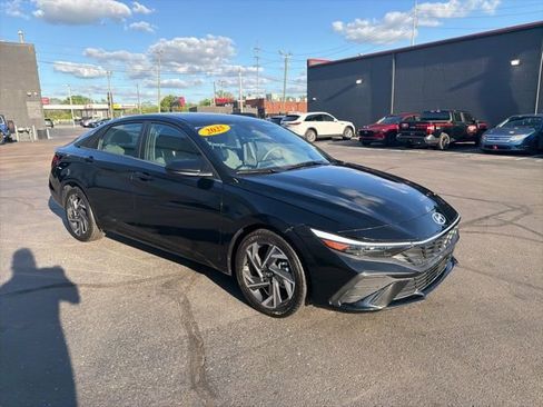 Used 2025 Hyundai Elantra SEL FWD image 1