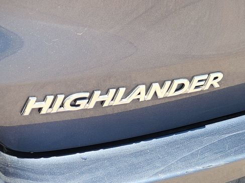 Used 2017 Toyota Highlander AWD V6 image 12