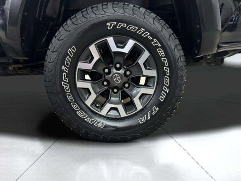 Used 2020 Toyota Tacoma TRD Off-Road w/ Technology Package image 45