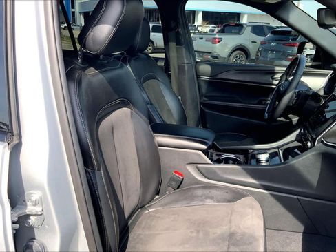 Used 2023 Jeep Grand Cherokee L Laredo image 9