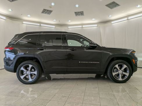 Used 2024 Jeep Grand Cherokee Limited w/ Luxury Tech Group II image 11