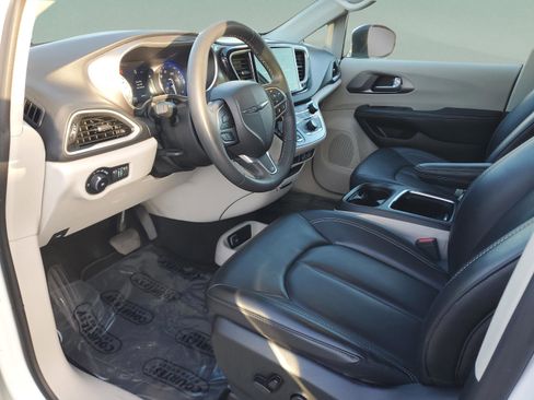 Used 2023 Chrysler Pacifica Touring-L image 19