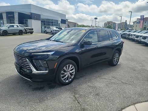 Used 2025 Buick Enclave Preferred image 3