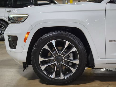 Used 2023 Jeep Grand Cherokee Overland w/ Luxury Tech Group IV AWD/4WD image 5
