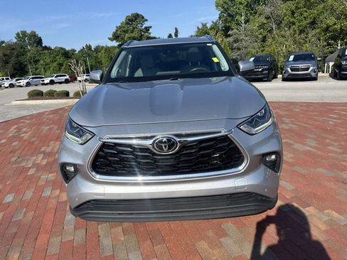 Used 2021 Toyota Highlander Limited FWD image 25