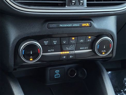 Used 2022 Ford Escape SE image 17