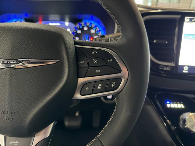 Used 2026 Chrysler Pacifica Select FWD image 19