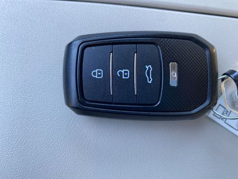 Used 2021 Toyota Highlander XLE image 45