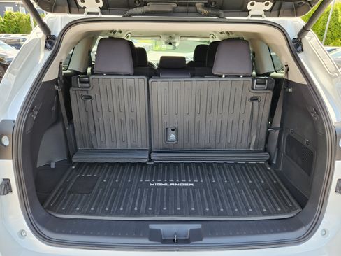 Used 2024 Toyota Highlander LE AWD/4WD image 20