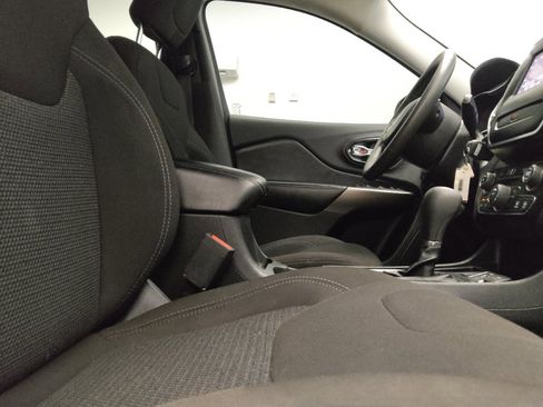 Used 2020 Jeep Cherokee Latitude FWD image 21
