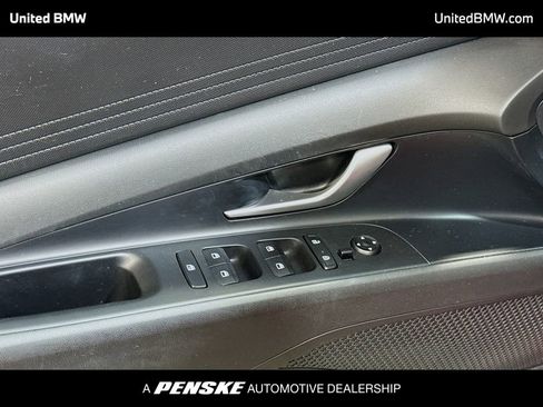 Used 2022 Hyundai Elantra SE FWD image 3