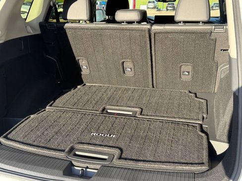 Used 2025 Nissan Rogue SL image 11