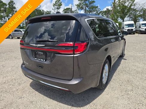 Used 2023 Chrysler Pacifica Touring-L FWD image 4