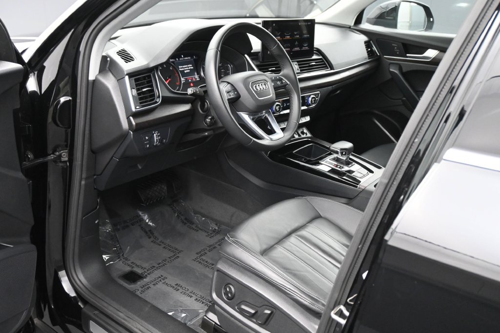 Used 2023 Audi Q5 2.0T Premium w/ Convenience Package AWD/4WD image 2