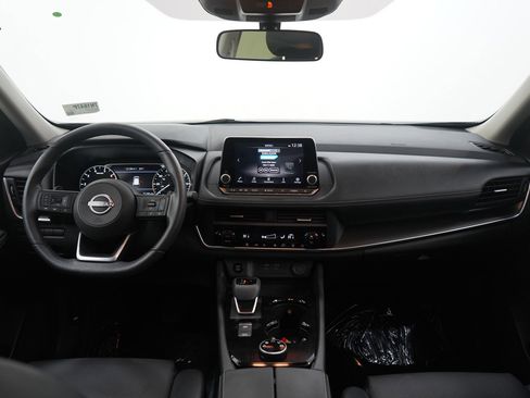 Used 2024 Nissan Rogue SV w/ SV Premium Package image 13