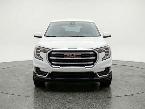 Used 2024 GMC Terrain SLE image 2