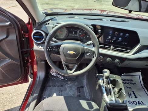 Used 2024 Chevrolet Trax LS w/ LS Convenience Package FWD image 3