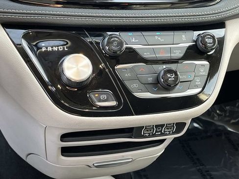 Used 2024 Chrysler Pacifica Limited FWD image 36