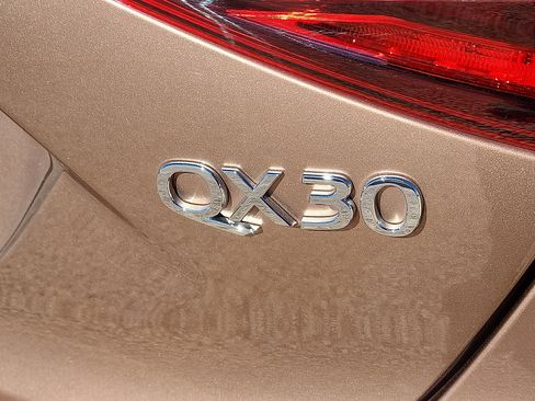 Used 2018 INFINITI QX30 Premium w/ Technology Package image 8