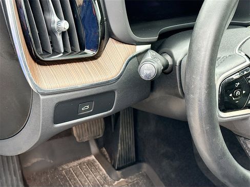 Used 2023 Volvo XC60 B5 Ultimate w/ Protection Package Premier image 11