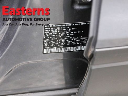 Used 2022 Volkswagen Tiguan SE w/ Panoramic Sunroof Package image 37